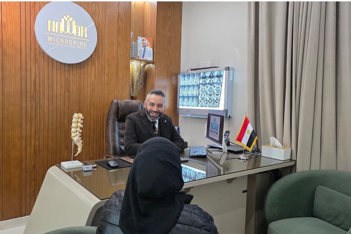 د. محمد نوار مع مريض في العيادة